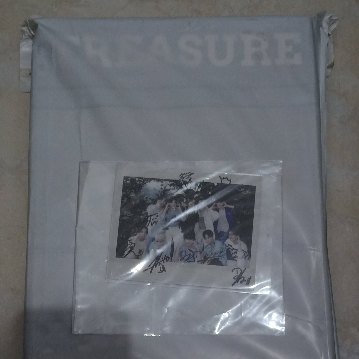 AnggraeniLutvi's tweet photo. Wts teulight versi 1, photocard (take all only), bagcharm truz lab hikun, treasure magazine 2nd anniversary yahhh guyssss. Hit me on DM for price detail.

P.S : bisa COD venue tgl 25 April 2026.
#wtsphotocard #wtsteulight #wtstruz #wtskpop #treasure https://t.co/4cXJQnQc2g