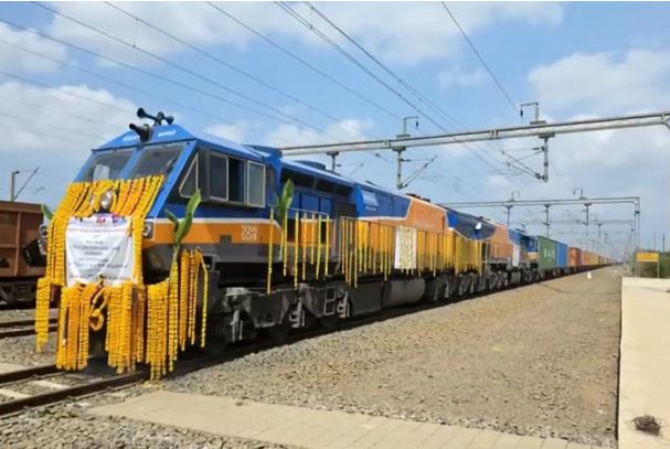 constructioncm1's tweet image. 🚆Big boost for India’s logistics!

WDFC now fully operational with the JNPT–Dadri link—faster freight, less congestion, stronger supply chains. 🇮🇳📦

Read More: lnkd.in/gtXa2bMh

@RailMinIndia @makeinindia 

#WDFC #FreightCorridor #IndianRailways #MakeInIndia #IndiaGrowth