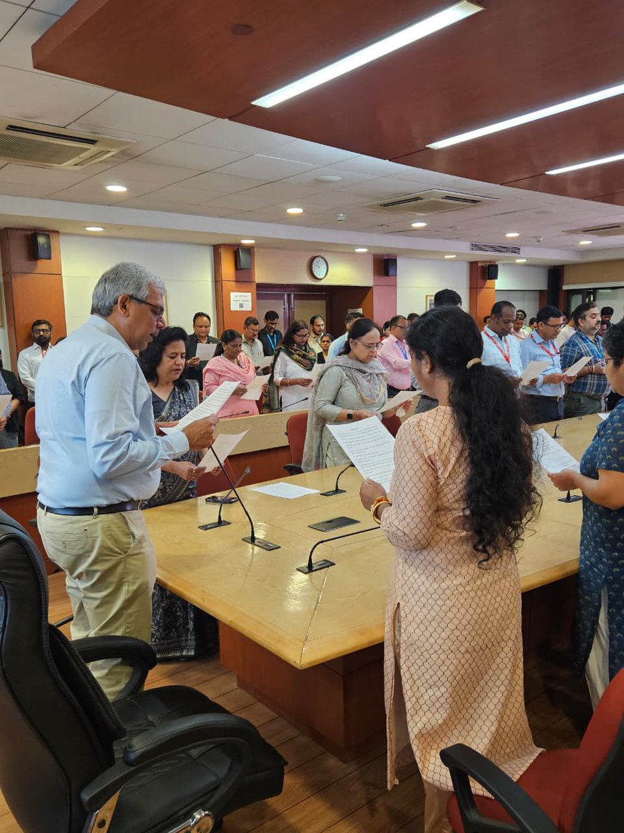 ICMRDELHI's tweet image. Reinforcing #Gandhi's vision of cleanliness #Swachhta Pakhwada (1-15 Apr) has commenced at ICMR &amp;amp; its institutes
The observence began with collective pledge to uphold ideals of clean India, followed by Shramdaan to maintain cleanliness within premises
@MoHFW_INDIA 
@DoWRRDGR_MoJS