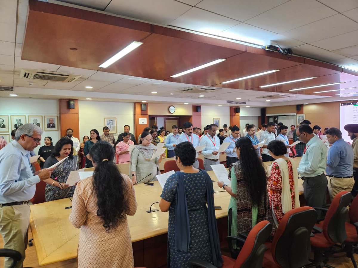 ICMRDELHI's tweet image. Reinforcing #Gandhi's vision of cleanliness #Swachhta Pakhwada (1-15 Apr) has commenced at ICMR &amp;amp; its institutes
The observence began with collective pledge to uphold ideals of clean India, followed by Shramdaan to maintain cleanliness within premises
@MoHFW_INDIA 
@DoWRRDGR_MoJS