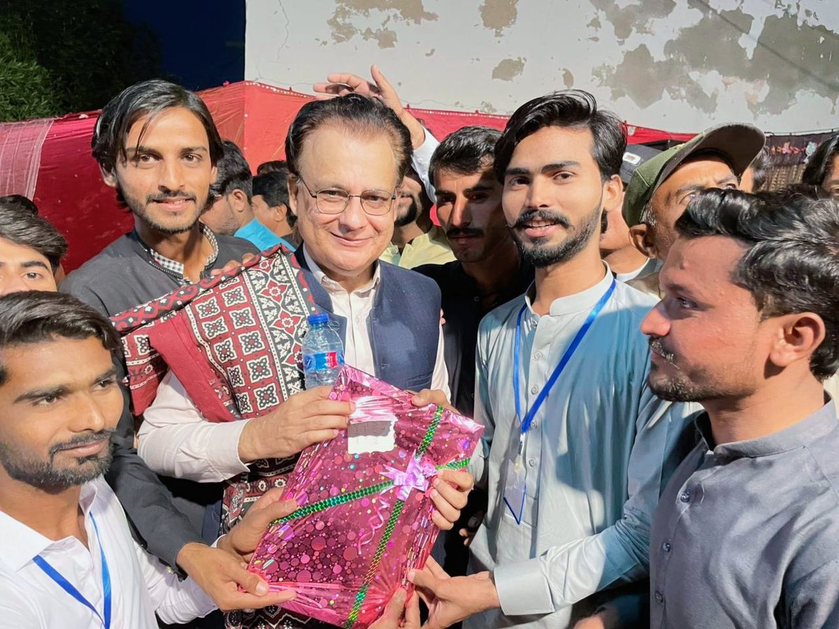 سنڌ جي وڏيرن ۽ انهن غريب عوام جي مٿان قابض ٿيل حرام خور جاگيردارن کي للڪاريندي، سماج ۽ تعليم لاءِ اڪيلي سر جدوجهد ڪندڙ سپريم ڪورٽ جي وڪيل اياز لطيف پليجو سان سانگهڙ ۾ ٿيل تعليمي پروگرام دوران ملاقات ٿي،
ضلعي سانگهڙ الپين جنرل سيڪريٽري جي قادر سنڌي 
#AyazLatifPalijo