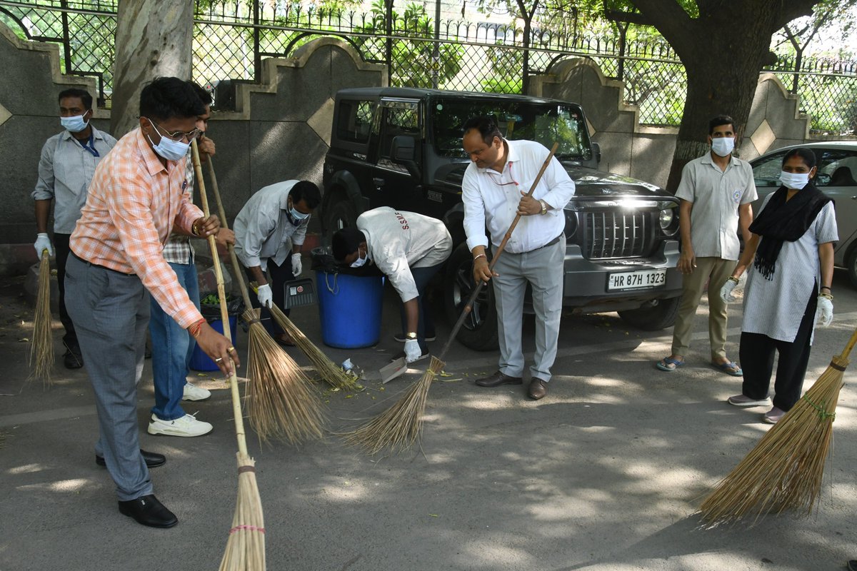 ICMRDELHI's tweet image. Reinforcing #Gandhi's vision of cleanliness #Swachhta Pakhwada (1-15 Apr) has commenced at ICMR &amp;amp; its institutes
The observence began with collective pledge to uphold ideals of clean India, followed by Shramdaan to maintain cleanliness within premises
@MoHFW_INDIA 
@DoWRRDGR_MoJS