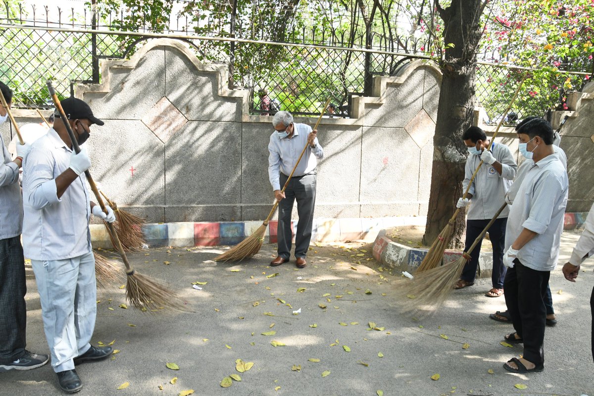 ICMRDELHI's tweet image. Reinforcing #Gandhi's vision of cleanliness #Swachhta Pakhwada (1-15 Apr) has commenced at ICMR &amp;amp; its institutes
The observence began with collective pledge to uphold ideals of clean India, followed by Shramdaan to maintain cleanliness within premises
@MoHFW_INDIA 
@DoWRRDGR_MoJS