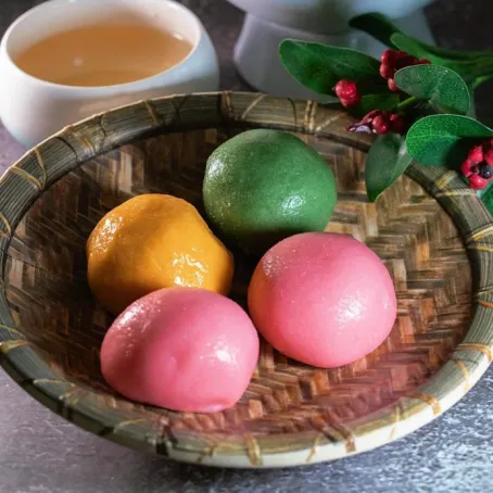 ZJU_China's tweet image. At ZJU, spring brings not only beautiful blossoms but also seasonal delicacies. 🌿✨

Qingtuan is soft and chewy, while spring rolls are crispy and delicious. Find the flavors of spring at ZJU canteens!

Photos: 浙大微学工
#Chinesefood #TastyZJU #ZJUfood #ZJUcanteen #SpringatZJU