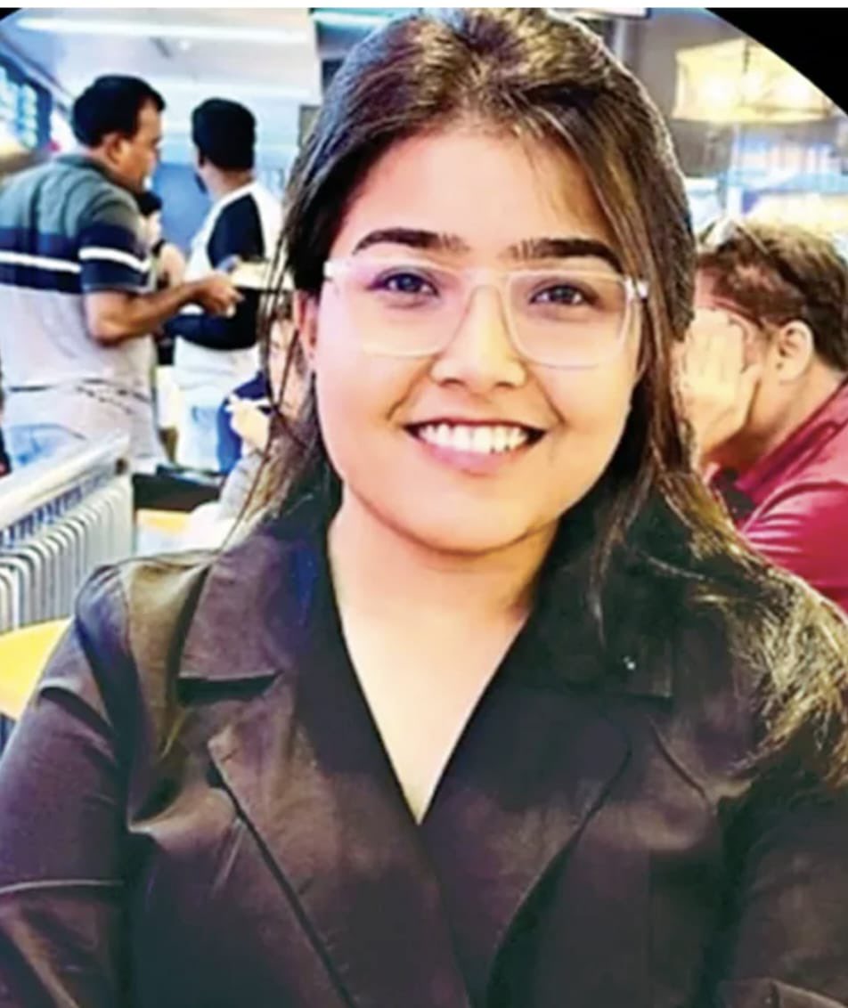 TeluguScribe's tweet photo. ప్రేమించి పెళ్లి చేసుకున్న నెల రోజులకే సాఫ్ట్‌వేర్ ఉద్యోగిని ఆత్మహత్య

అదనపు కట్నం కావాలని వేధించిన భర్త 

2020లో సోషల్ మీడియా ద్వారా బీహార్‌కు చెందిన ఇషికా యాదవ్ అనే యువతికి, మధ్యప్రదేశ్‌కు చెందిన నీరాజ్ బన్సల్ యువకుడు పరిచయం కాగా ఫిబ్రవరి 20, 2026న పెద్దల సమక్షంలో వివాహం చేసుకున్నారు

మియాపూర్‌లోని ఓ అపార్ట్మెంట్‌లో నివాసం ఉంటూ, సాఫ్ట్‌వేర్ ఉద్యోగం చేస్తున్న ఇషిక, నీరజ్

ఇటీవల ఇద్దరి మధ్య అదనపు కట్నం నేపథ్యంలో గొడవలు జరగగా భర్త వేధింపులు తట్టుకోలేక తన ఇంట్లో ఫ్యాన్‌కు ఉరివేసుకుని ఆత్మహత్యకు పాల్పడ్డ ఇషిక