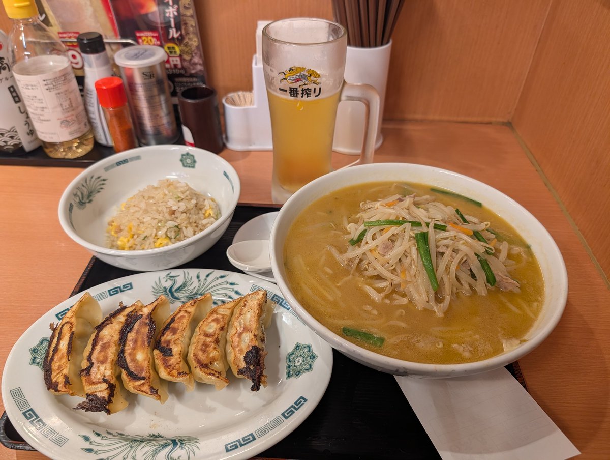 bishi5220's tweet photo. オレたちの日高屋でお昼ご飯🍺 https://t.co/BkmZOsV6UN