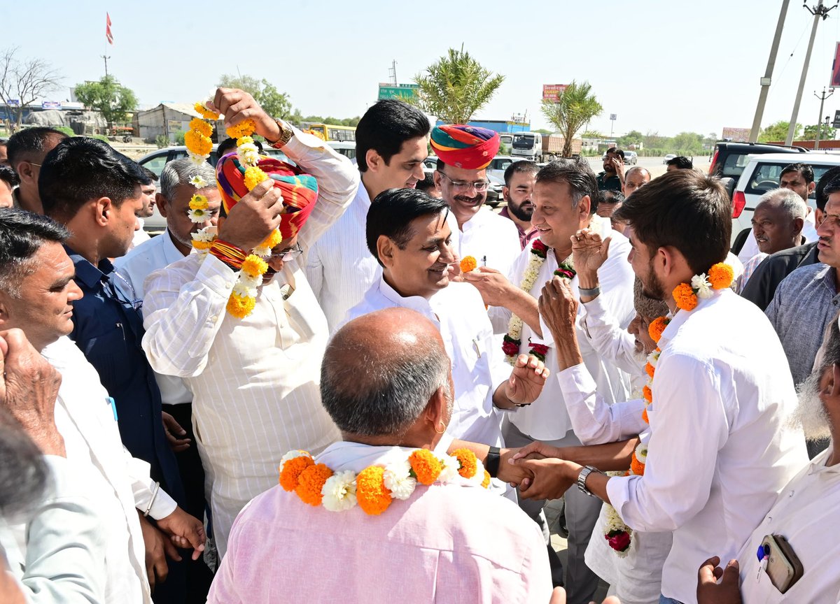 GovindDotasra's tweet photo. ब्यावर जाते वक्त किशनगढ़ विधायक एवं अजमेर ग्रामीण कांग्रेस जिला अध्यक्ष @DrVikasAjmer जी, पार्टी नेताओं और कार्यकर्ताओं द्वारा अभिनंदन। https://t.co/vJ3fmlt8m7