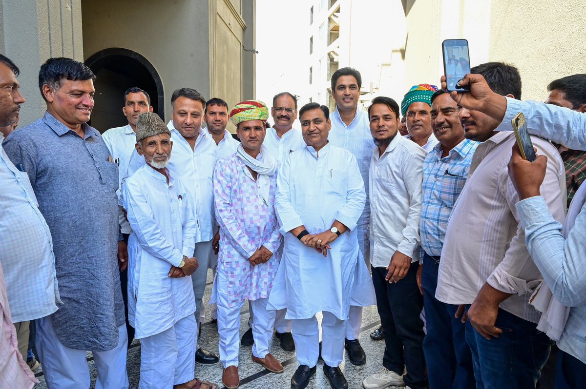 GovindDotasra's tweet photo. ब्यावर जाते वक्त किशनगढ़ विधायक एवं अजमेर ग्रामीण कांग्रेस जिला अध्यक्ष @DrVikasAjmer जी, पार्टी नेताओं और कार्यकर्ताओं द्वारा अभिनंदन। https://t.co/vJ3fmlt8m7