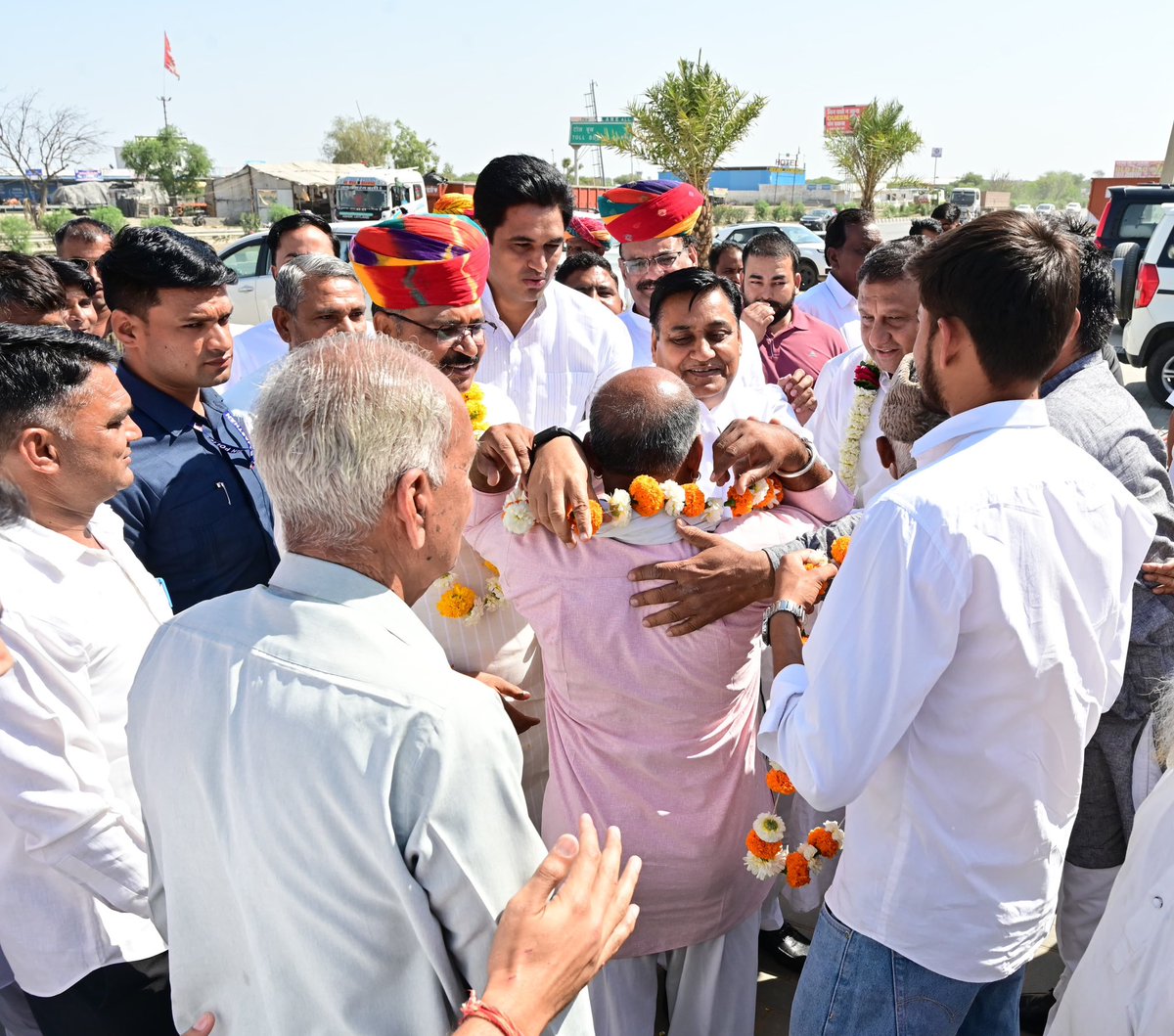 GovindDotasra's tweet photo. ब्यावर जाते वक्त किशनगढ़ विधायक एवं अजमेर ग्रामीण कांग्रेस जिला अध्यक्ष @DrVikasAjmer जी, पार्टी नेताओं और कार्यकर्ताओं द्वारा अभिनंदन। https://t.co/vJ3fmlt8m7