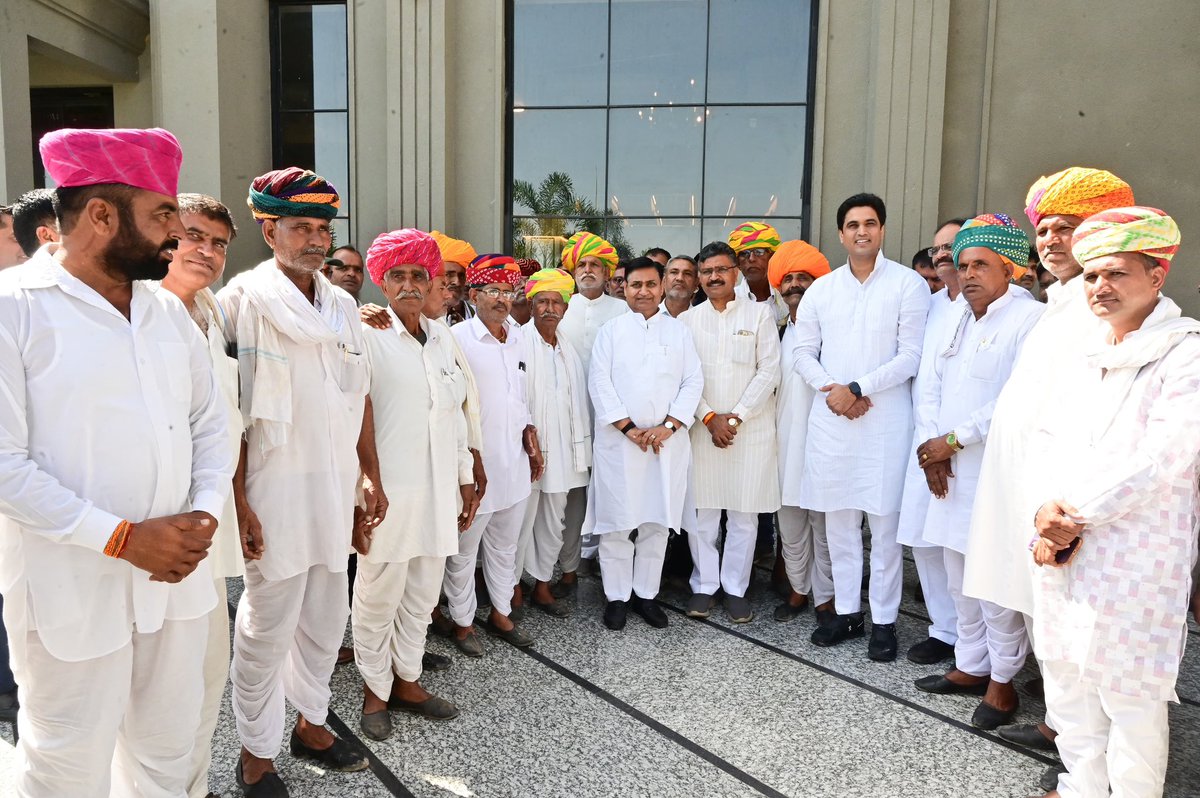 GovindDotasra's tweet photo. ब्यावर जाते वक्त किशनगढ़ विधायक एवं अजमेर ग्रामीण कांग्रेस जिला अध्यक्ष @DrVikasAjmer जी, पार्टी नेताओं और कार्यकर्ताओं द्वारा अभिनंदन। https://t.co/vJ3fmlt8m7