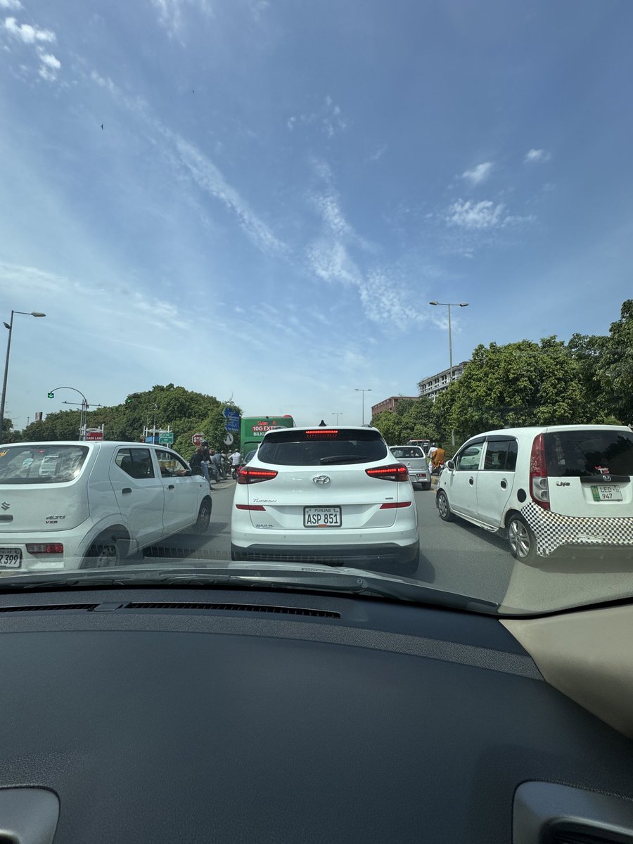 sabeerdarr's tweet photo. Traffic rukwa k khud protocol k sath guzarnay sa petrol zaya ni hota ??? https://t.co/lhO0u5hlKE