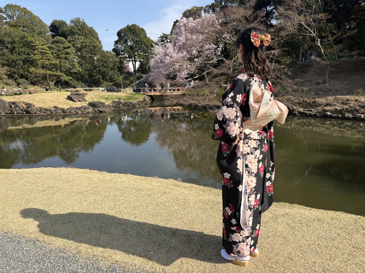 GirlPolley's tweet photo. 先日、素敵な着物姿と桜の撮影をさせていただきました。この振袖を着てくださったのはお客様が初めてだったので、本当に嬉しかったです。振袖は私のベストカラーではないのですが…もちろん、その日はピンクも着たかったんです🥰💕💗💞 https://t.co/aTVtzTnB8n