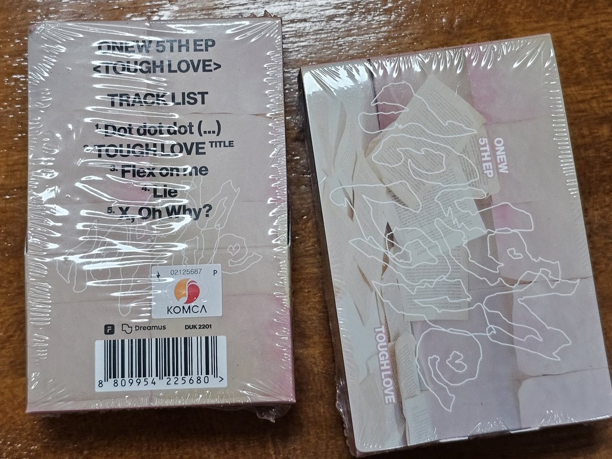 happythink5's tweet photo. Onew - Tough Love (5th Mini Album) (Pocket Book Ver.)

sealed
1box 10pcs 30000won
include shipping https://t.co/7vDkFu3kBo