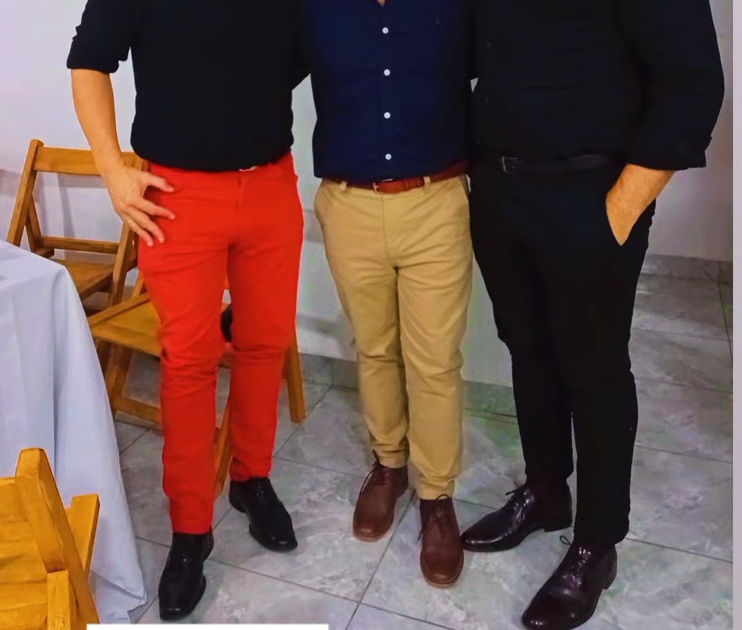Cuál par lamerian? 
Yo, los 3! 
Which pair would you lick?
I'd lick the three of them!