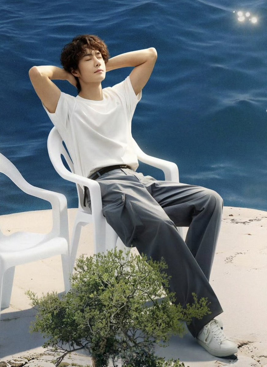 justkayyy38's tweet photo. WANG YIBO IN BASIC WHITE TEE IS SOOOO 🤤🤤🤤🤤 https://t.co/Fc0ozW7cMK