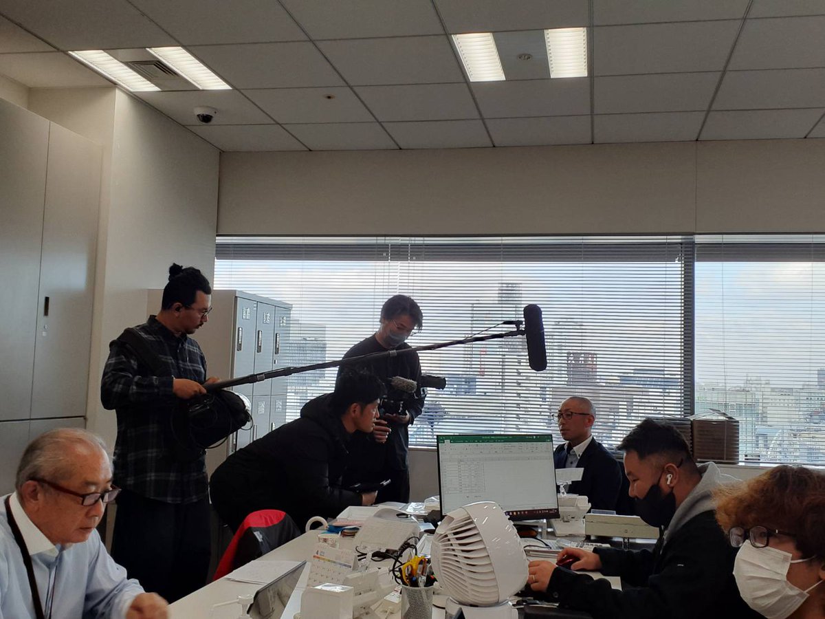 Building_Manag's tweet photo. 総務課です。
前回お知らせした50周年記念動画の制作について、先日、各事業部での撮影を行いました。
当日の写真を一部ご紹介します。
今回はインタビューも実施し、普段なかなか聞くことのできない、皆さまの熱い想いや仕事へのこだわりを伺うことができました。 https://t.co/JBxSf4zTU6
