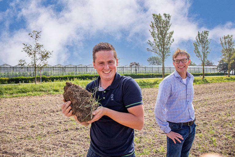 VanIperenBV's tweet photo. Samen sterk, elke dag 🎉
Vandaag is het Nationale Collegadag. Een mooi moment om stil te staan bij de mensen met wie je elke dag samenwerkt. Samen doelen bereiken, elkaar helpen en bouwen aan iets waar je trots op kunt zijn. Juist die samenwerking en betrokkenheid maken elke dag het verschil.

Bij Van Iperen doen we het samen. Met korte lijnen, een nuchtere mentaliteit en collega’s die voor elkaar klaarstaan. Al sinds 1921 werken we aan de groei van gezonde gewassen én aan de ontwikkeling van onze mensen.

Uiteindelijk zijn het de collega’s die het verschil maken. Misschien sta jij hier volgend jaar ook tussen: in de boomgaard, op het veld, in de kas, tussen de bloembollen, op het sportveld of op kantoor. Jij bepaalt het.
#collegadag #nationalecollegadag #werkenbij #teamwork #samensterk #vaniperen #agrarisch #tuinbouw