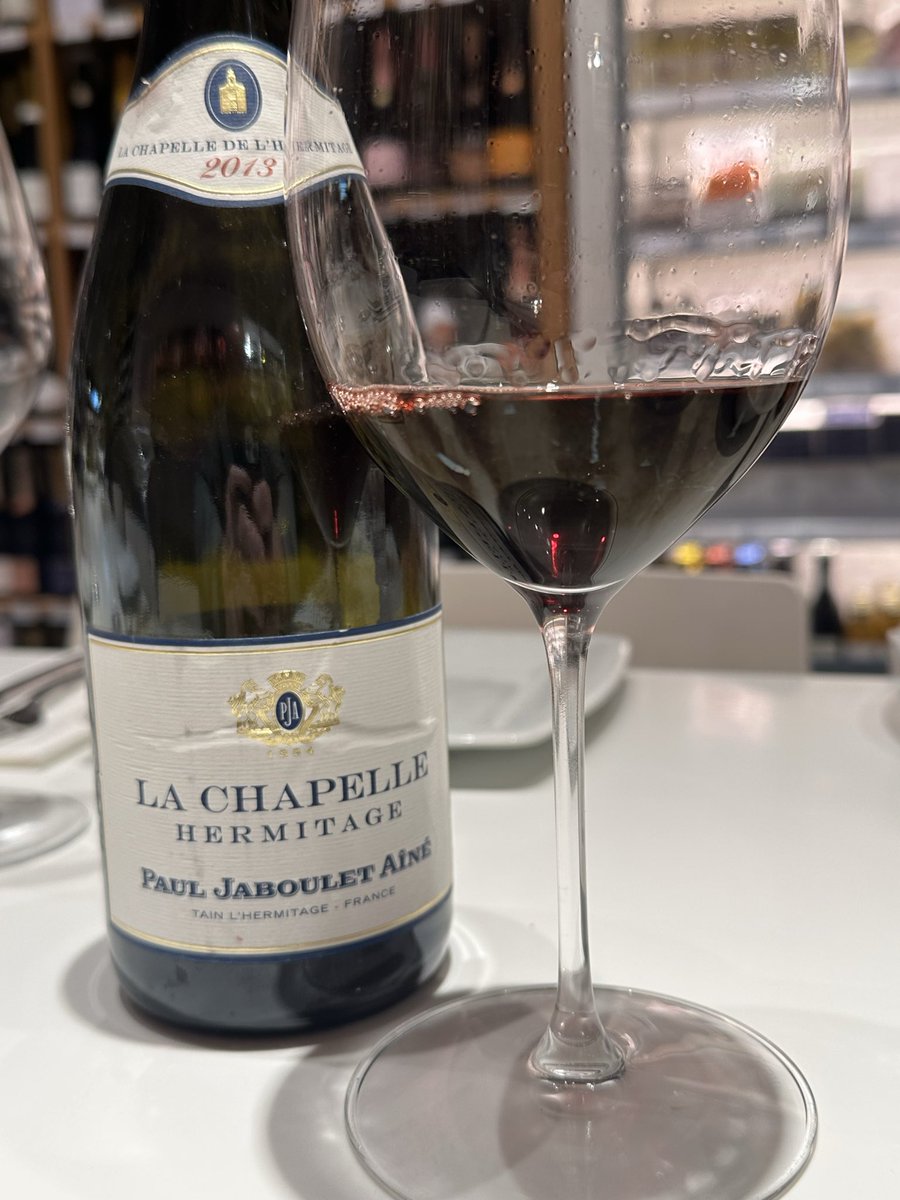 _juanjo82_'s tweet photo. 🏰 Paul Jaboulet Aîné
🍷 Hermitage La Chapelle 2013
🗺 #rhone #rodano 
🍇 #syrah

🎯 El conjunto es elegante y complejo, con la fruta en segundo plano y un claro protagonismo de los matices terciarios, reflejo de un vino que ha ganado equilibrio y profundidad con el tiempo. https://t.co/oeWpb3JRzH