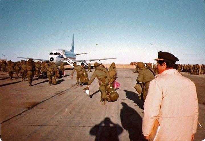 En 1982, durante el Conflicto del Atlántico Sur, nuestra aerolínea de bandera hizo su aporte realizando 89 vuelos, llevando unos 6.000 efectivos y 260 toneladas de carga. La historia comienza cuando se afectan dos Boeing 737 de Aerolíneas para efectuar vuelos de transporte de