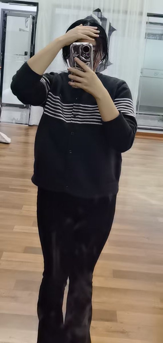 z130201z's tweet photo. 大家好呀我是芝芝，今日份穿搭~ https://t.co/ef5yU4c9j3