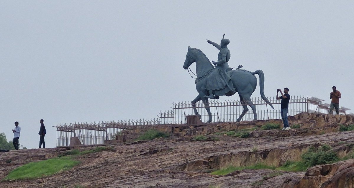 Numbers Photo Challenge!🔢
Day 4
4 legged statue or 4 people..💕
Share a photo displaying 4 of something..

#theme_pic_india_statues
#RoClicks