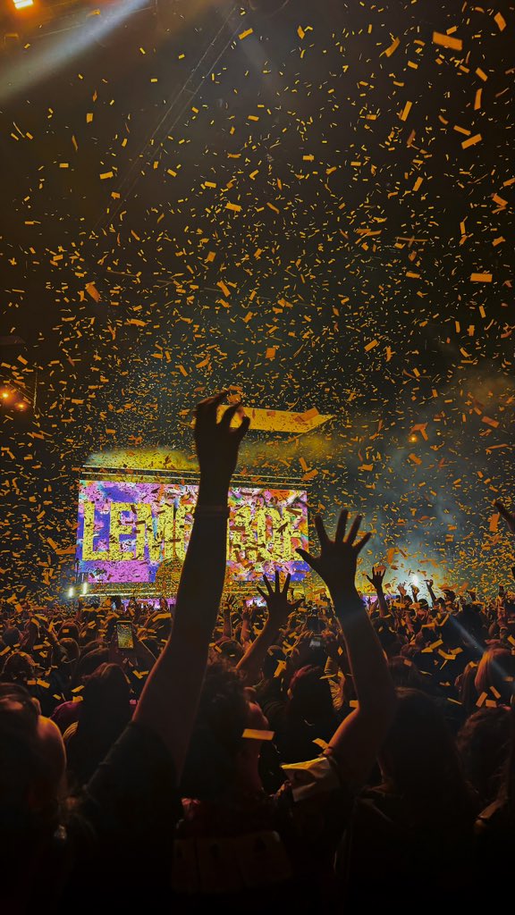 eva 🦈 tweet media