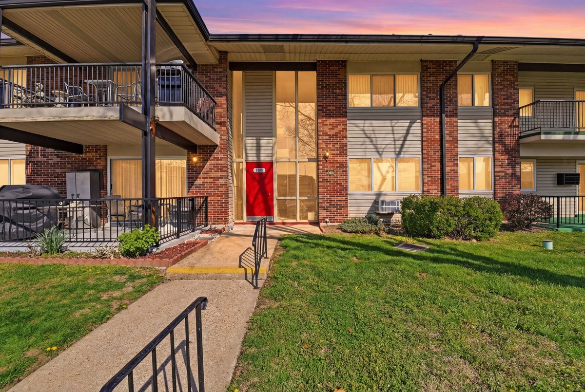 AmirJugovic's tweet photo. 🏡 2BD/1BA Ground-Floor Condo!

📍 9965 Bunker Hill Dr #C, St. Louis, MO
✨ Open layout, laminate floors, vinyl windows
🍽️ Kitchen w/ stove &amp; fridge
🌿 Private patio 
🏊 Pool &amp; clubhouse
📍 Close to highways, shopping &amp; dining
✅ Clean &amp; ready!
📲 314-779-5267 | 314-315-5406 https://t.co/roptrJ19Et