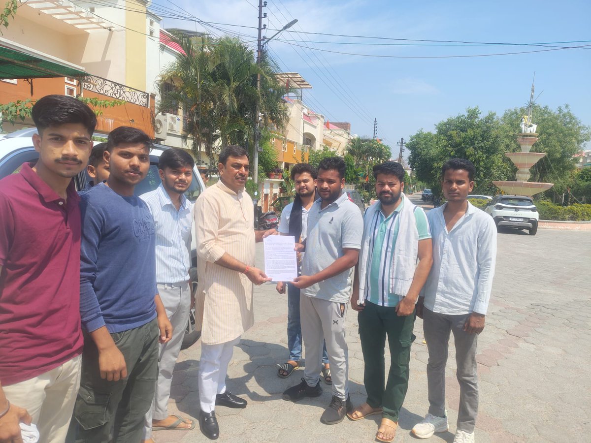 Raghavthakur100's tweet photo. संदीप, जितेंद्र, विशाल इत्यादि ने बबीना विधानसभा, झांसी के मा. विधायक श्री राजीव सिंह पारीक्षा जी को #UPSI_INCREASE_2000_POST हेतू श्री @myogiadityanath जी के नाम ज्ञापन सौंपा।

मा. विधायक @rajeevsinghmla जी ने योगी जी से मिलकर मांगे पूरी कराने का पूर्ण आश्वासन और भरोसा दिया है। https://t.co/8hLqCfjueY