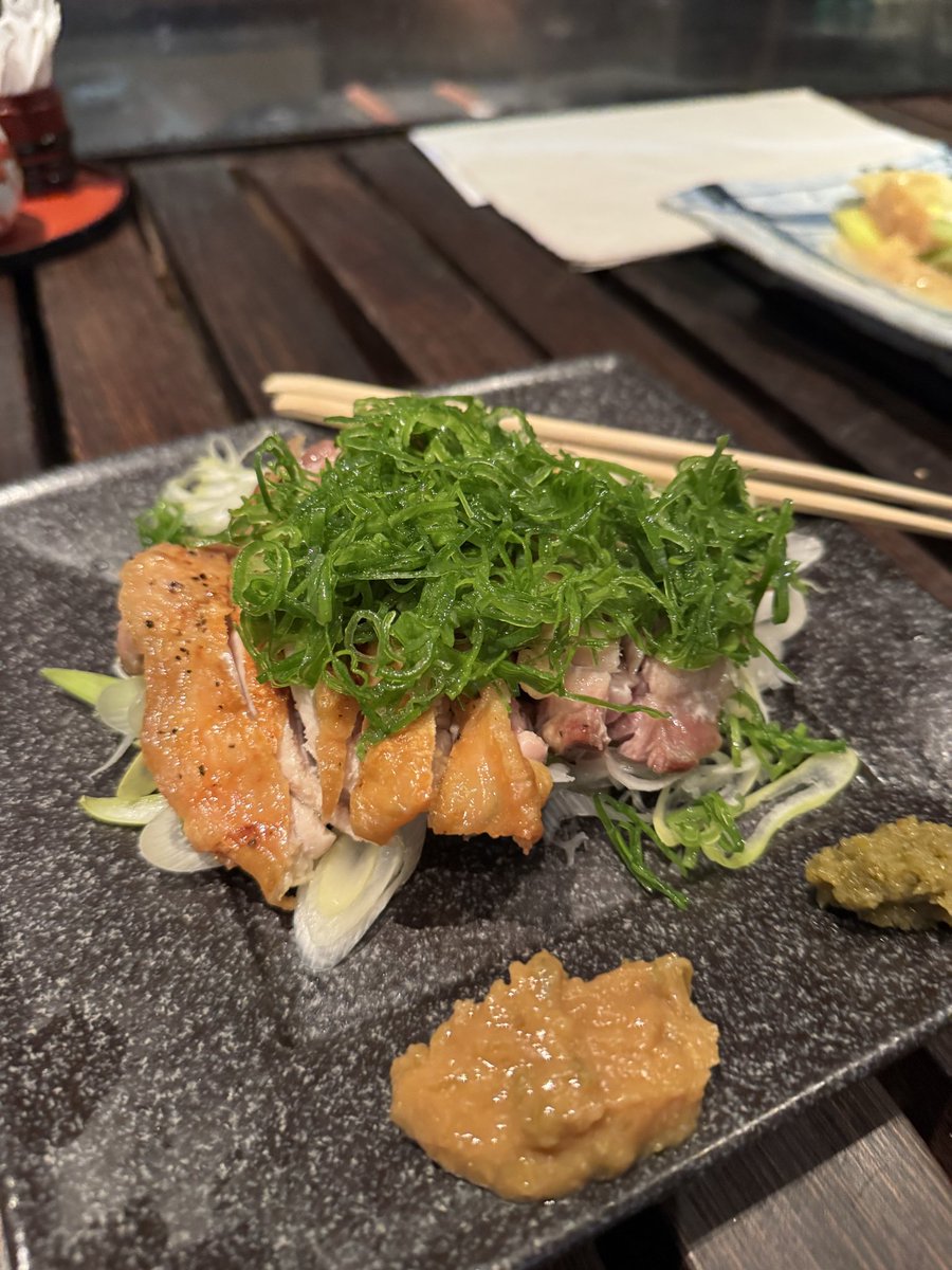 umami_japan1's tweet photo. 渋谷駅宇田川町エリアにある「葱や平吉」に行ってきました！
店名通りの新鮮な葱にまみれた品の数々でどれも美味しくいただけました！
友人と飲んでもよし、カップルでいってもよしと使い勝手の良い居酒屋でとにかく酒が進みます！
外国人のお客さんが来た時にも喜んでもらえそうなお店でした！ https://t.co/Kl3AVjeiSZ