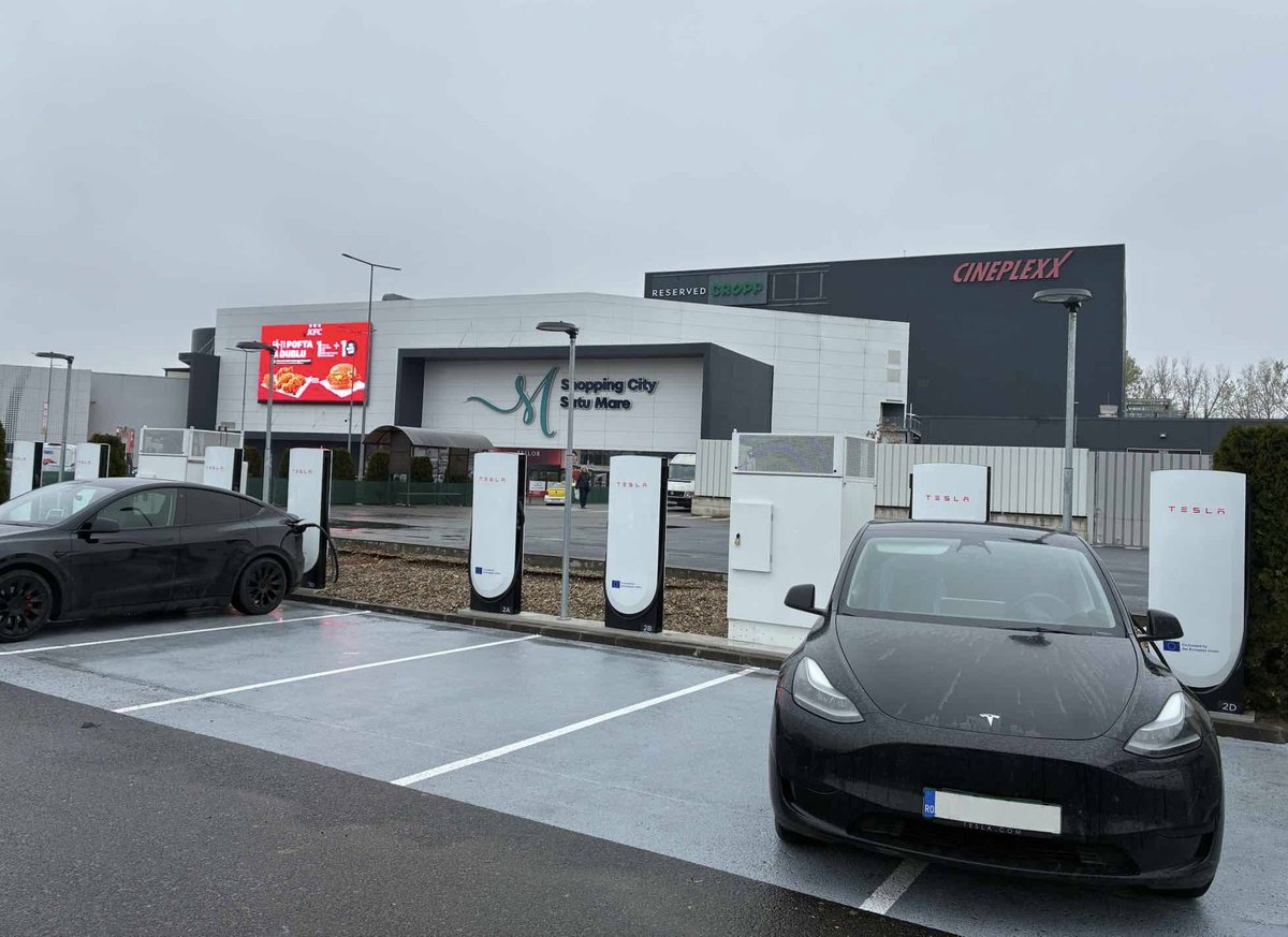 Tesla Charging tweet media