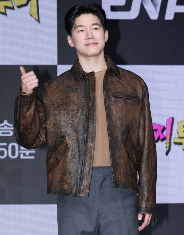 Asiannews247's tweet image. Netflix Original Series 
🎬 Production: Gil Pictures | Director: Hong Jong-chan (Juvenile Justice, True Education)
✍️ Screenplay: Kim Min-seok (Juvenile Justice)
#FirstDoctor #Netflix #KDrama #HongJongChan #KimMinSeok #JuvenileJustice #TrueEducation