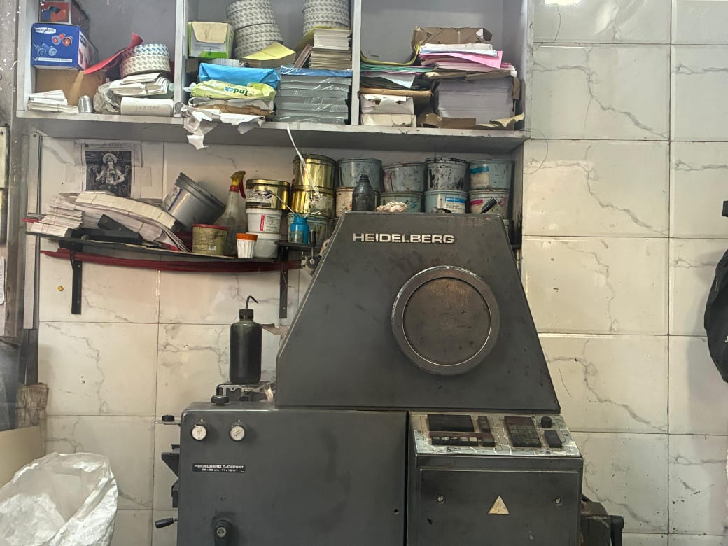 Spotted somewhere in Andheri. A Heidelberg press (11 x 15 inch). Still going strong

I worked on this single-colour press, back in the day. It was deployed for pharma visual aids. The quantity was 100-200. We allowed the printed sheet to dry before taking the next colour to print