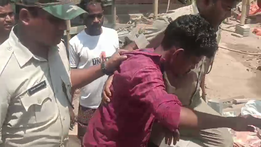 PrameyaDigital's tweet image. #ରିଲ୍ସ_ପାଇଁ_ନଦୀକୁ_ଡେଇଁଲେ_ଦୁଇ_ଯୁବକ
-ଭଦ୍ରକରେ ରିଲ୍ସ ନିଶାରେ ନଦୀକୁ ଡେଇଁଲେ ଦୁଇ ଯୁବକ
-ପୁରୁଣା ବଜାର ଥାନା ସନ୍ଥିଆ ବ୍ରିଜ୍‌ରେ କରୁଥିଲେ ରିଲ୍ସ
-ନଦୀ​‌​‌ରେ ଭାସି ଜଣେ ଯୁବକ ନିଖୋଜ, ଜଣେ ଉଦ୍ଧାର
-ଅଗ୍ନିଶମ ବାହିନୀ ପକ୍ଷରୁ ସର୍ଚ୍ଚ ଅପରେସନ୍ ଜାରି
-ରିଲ୍ସ ସୁଟିଂ କରୁଥିବା ଯୁବକଙ୍କୁ ଅଟକ ରଖିଛି ପୁଲିସ
#Reels #Video