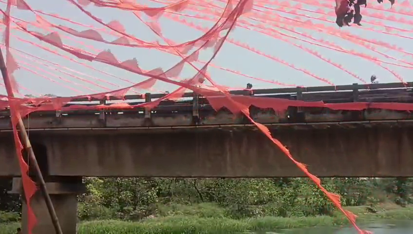 PrameyaDigital's tweet image. #ରିଲ୍ସ_ପାଇଁ_ନଦୀକୁ_ଡେଇଁଲେ_ଦୁଇ_ଯୁବକ
-ଭଦ୍ରକରେ ରିଲ୍ସ ନିଶାରେ ନଦୀକୁ ଡେଇଁଲେ ଦୁଇ ଯୁବକ
-ପୁରୁଣା ବଜାର ଥାନା ସନ୍ଥିଆ ବ୍ରିଜ୍‌ରେ କରୁଥିଲେ ରିଲ୍ସ
-ନଦୀ​‌​‌ରେ ଭାସି ଜଣେ ଯୁବକ ନିଖୋଜ, ଜଣେ ଉଦ୍ଧାର
-ଅଗ୍ନିଶମ ବାହିନୀ ପକ୍ଷରୁ ସର୍ଚ୍ଚ ଅପରେସନ୍ ଜାରି
-ରିଲ୍ସ ସୁଟିଂ କରୁଥିବା ଯୁବକଙ୍କୁ ଅଟକ ରଖିଛି ପୁଲିସ
#Reels #Video