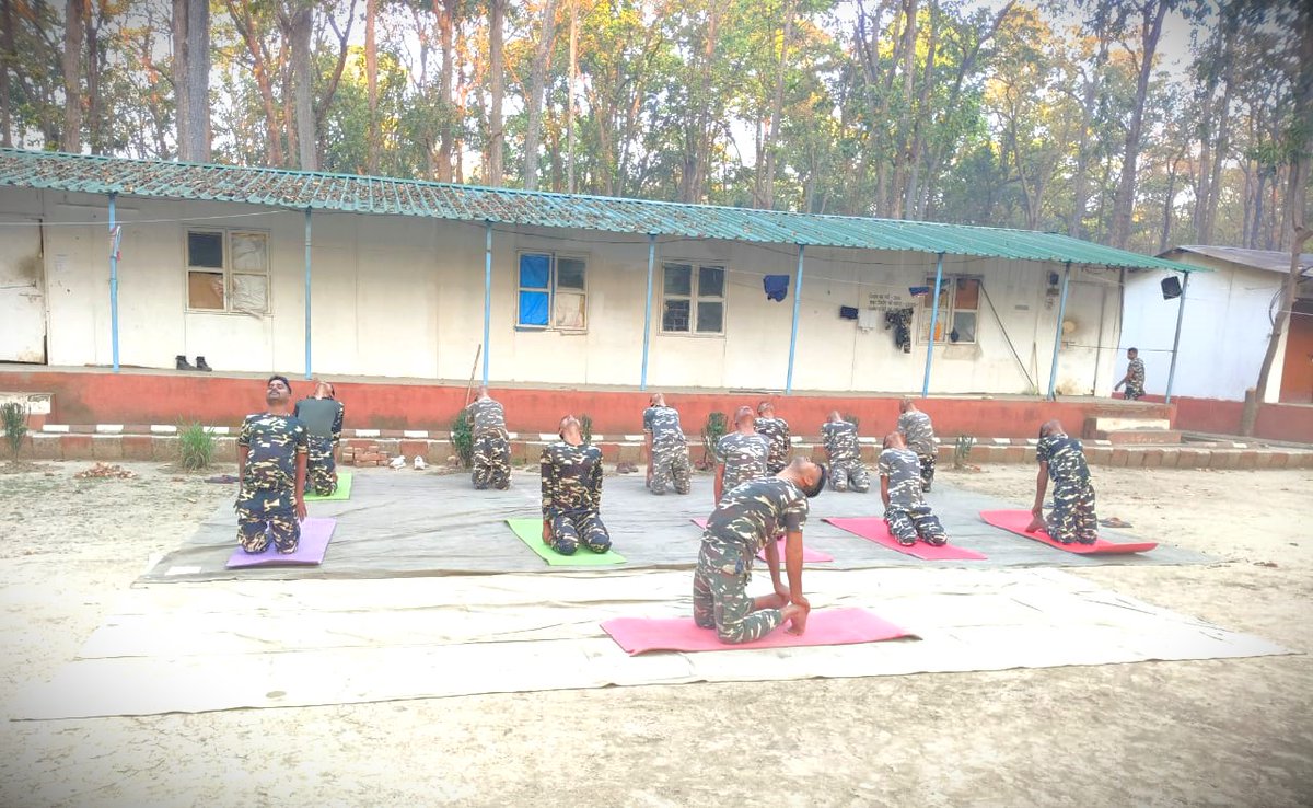 70BnSSB_INDIA's tweet photo. 70वीं वाहिनी, सशस्त्र सीमा बल, लखीमपुर खीरी के ‘ए’ समवाय, रामपुरवा-76 में योग अभ्यास का आयोजन किया गया ।
इस दौरान जवानों ने उत्साहपूर्वक भाग लेते हुए शारीरिक एवं मानसिक स्वास्थ्य के महत्व को समझा ।
योग से अनुशासन, संतुलन एवं सकारात्मक ऊर्जा का संचार होता है ।
#SSB #Yoga #FitIndia https://t.co/ex3jm2a3Ar