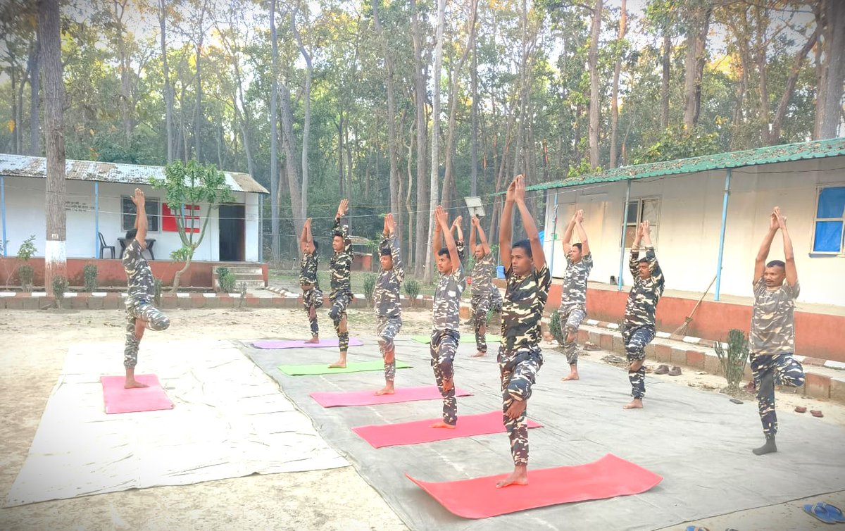 70BnSSB_INDIA's tweet photo. 70वीं वाहिनी, सशस्त्र सीमा बल, लखीमपुर खीरी के ‘ए’ समवाय, रामपुरवा-76 में योग अभ्यास का आयोजन किया गया ।
इस दौरान जवानों ने उत्साहपूर्वक भाग लेते हुए शारीरिक एवं मानसिक स्वास्थ्य के महत्व को समझा ।
योग से अनुशासन, संतुलन एवं सकारात्मक ऊर्जा का संचार होता है ।
#SSB #Yoga #FitIndia https://t.co/ex3jm2a3Ar