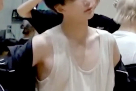 cheolhanglazer's tweet photo. jeonghan's collarbone appreciation post https://t.co/eqW2Bj6NWp