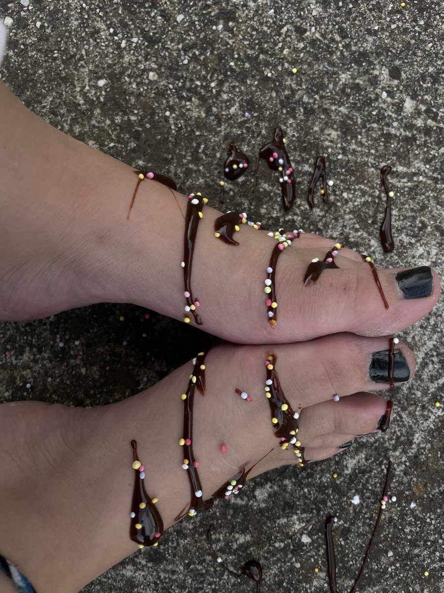 Taleah120518's tweet photo. Sprinkle and chocolate sauce🫶🏼👣 

#feetfetısh #blackpaintedtoes #feetfinder #feetworshi̇p #fetish #foodonfoot https://t.co/PUpe35lFxj
