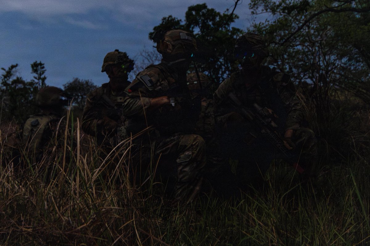 25thID's tweet photo. An STX is a complex problem a squad must solve together. Our 2-21 IN Soldiers are testing their C2 and STRIKE skills during #OperationPathways, preparing for combined exercises with our AFP allies.

This is how we build readiness to be a capable partner. https://t.co/0UaFyUzyPf