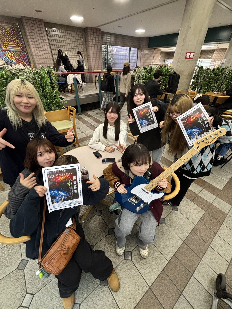 hbjo_ris's tweet photo. 勧誘活動ありがとうございました♪

次の活動は4月９日のPRライブになります！トークパレット前（雨天時の場合12号館音楽練習場）になります‼️

#ホースボーンズジャズオーケストラ
#軽音サークル
#軽音
#春から立正 https://t.co/0RT4VDQ3ug