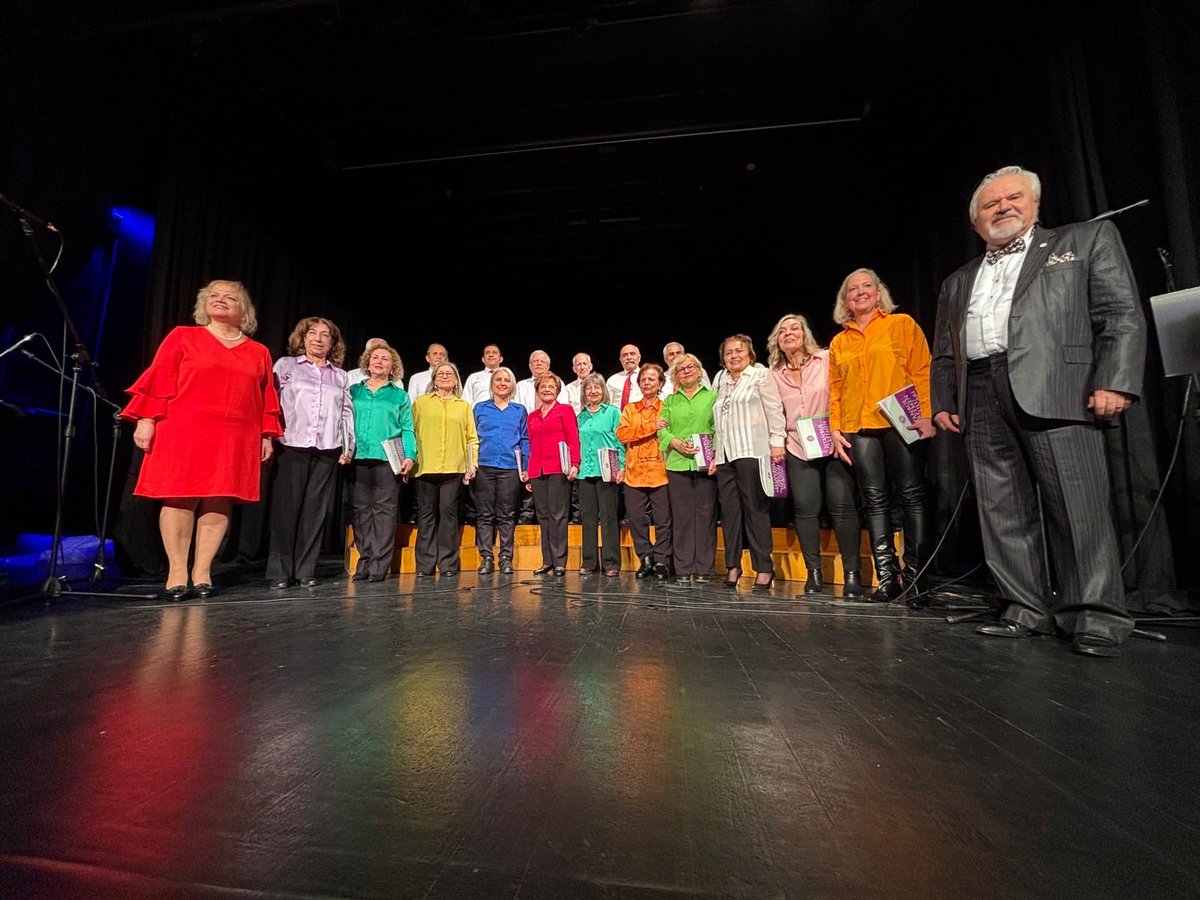 İstanbul Öğretmen Okulu Mezunları Derneği Çok Sesli Korosu’nun, Şef Mustafa Şen yönetiminde sunduğu seçkin repertuarı ve genç piyanistlerimizin birbirinden değerli piyano resitalini keyifle izledik. Emeği geçen herkesi gönülden kutluyorum.