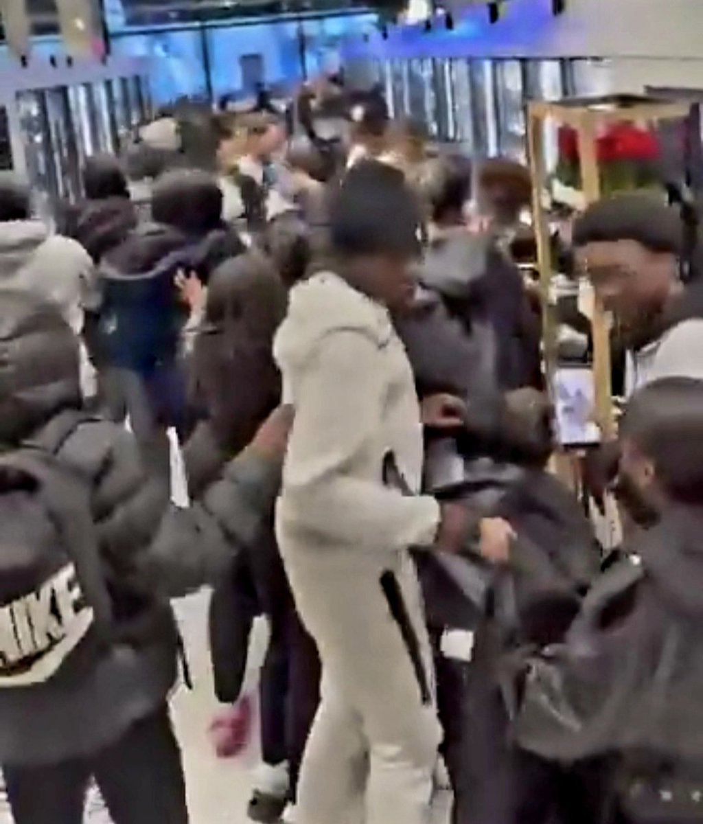 EvacTony's tweet image. The handling of #R@peGangs and the disorder we see on our streets in places like #Clapham tracks back to one thing, they're linked, The Macpherson Report. 

As soon as the police were decided to be "institutionally racist" which in my experience as a police officer I can tell