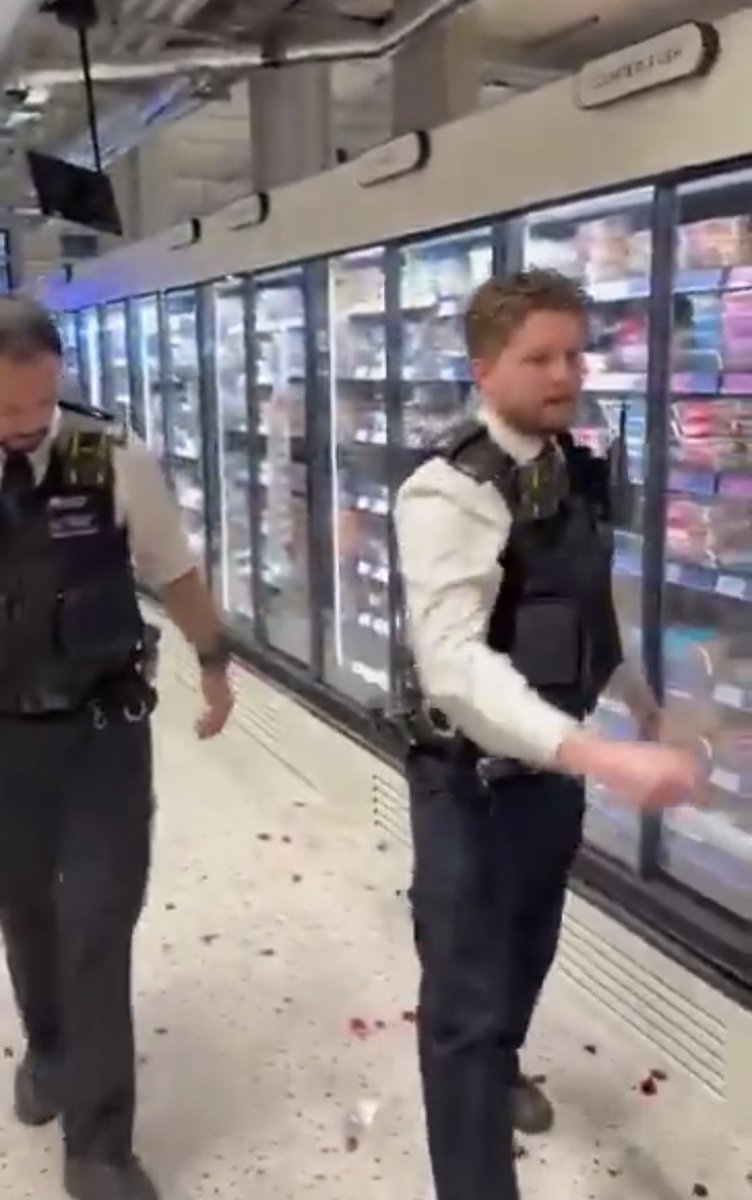 EvacTony's tweet image. The handling of #R@peGangs and the disorder we see on our streets in places like #Clapham tracks back to one thing, they're linked, The Macpherson Report. 

As soon as the police were decided to be "institutionally racist" which in my experience as a police officer I can tell