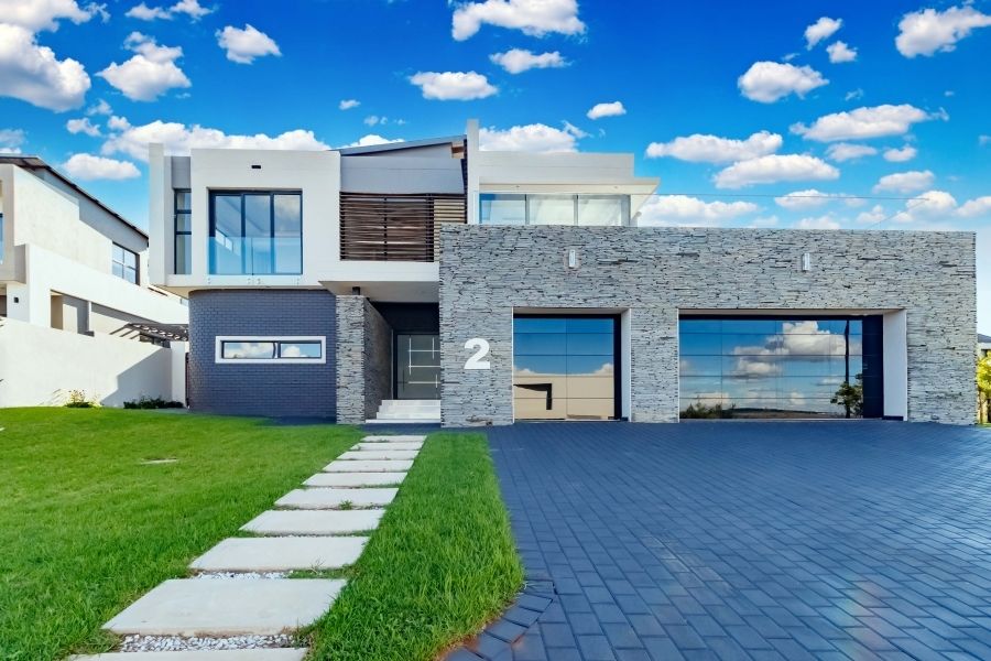 propcentralsa's tweet image. Welcome to your dream oasis in Midstream Ridge! View this home at buff.ly/YLsRswG listed for R9,199,000
7 Bedrooms| 9 Bathrooms| 3 Garages| Pool
Follow #PropertyCentral for #EXTREME property
#DreamHome #LuxuryLiving #MidstreamRidge