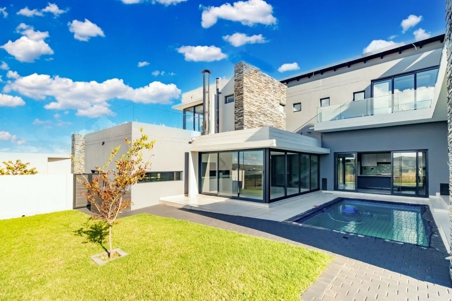 propcentralsa's tweet image. Welcome to your dream oasis in Midstream Ridge! View this home at buff.ly/YLsRswG listed for R9,199,000
7 Bedrooms| 9 Bathrooms| 3 Garages| Pool
Follow #PropertyCentral for #EXTREME property
#DreamHome #LuxuryLiving #MidstreamRidge