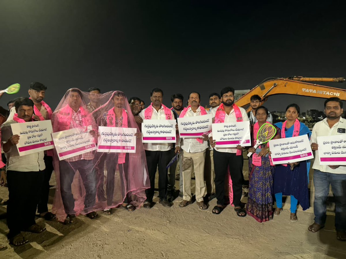 Pravenbhavani's tweet image. సరూర్‌నగర్ చెరువు నిర్లక్ష్యంపై గడ్డిఅన్నారం లో నిరసన 

మాజీ కార్పొరేటర్ భవాని ప్రవీణ్ కుమార్ ఆధ్వర్యంలో బిఆర్ఎస్ నాయకులు ఆందోళన పెరుగుతున్న దోమల బెడదపై ఆగ్రహం   వెంటనే చెరువు శుభ్రపరచాలని డిమాండ్.

#saroornagar #MosquitoFreeColony #CleanAndSafe #Gaddiannaram