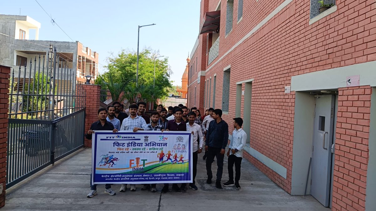 HDRI_Lucknow's tweet photo. Under the aegis of Fit India Movement, CRIH Lucknow is promoting the concept of Cycle Friendly/Non-motorized campus. 
A foot-walking drive was conducted on 01st April within the closed wall campus of the institute in which the officers and staff participated. 
@ccrhindia @moayush https://t.co/QMquNfG3xw
