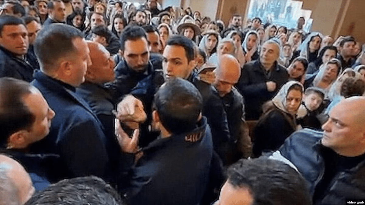 Un étudiant arménien incarcéré après un incident avec Pachinian dans une église armenews.com/un-etudiant-ar…
