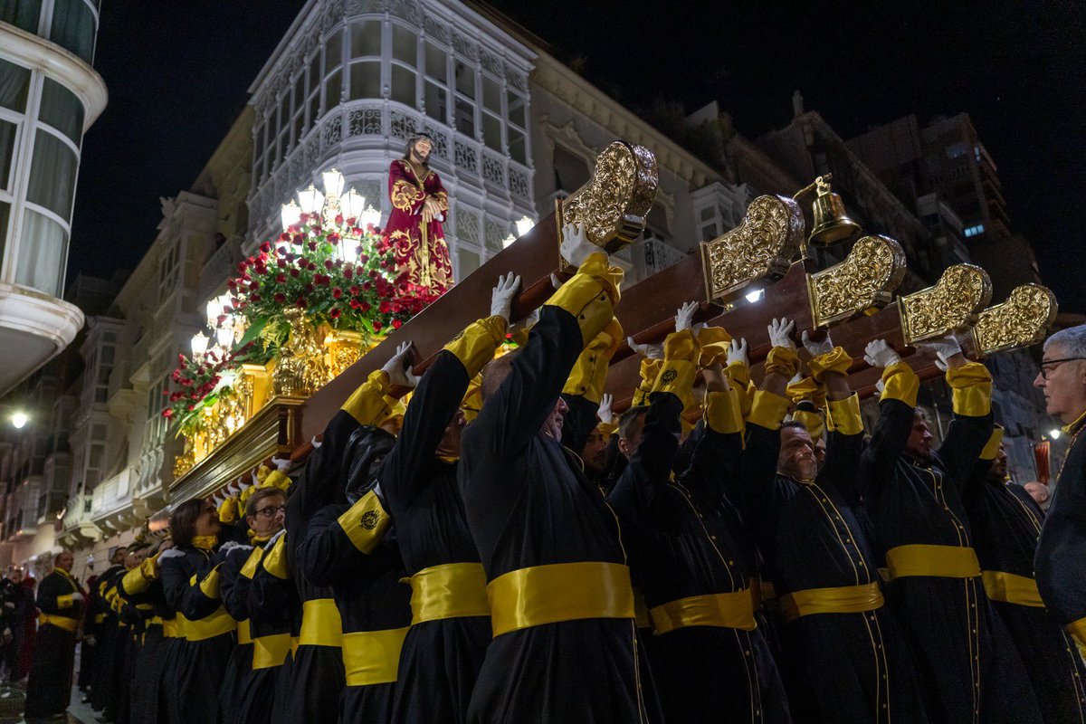 AytoCartagenaES's tweet photo. ✝️ La Magna Procesión del Santísimo Cristo del Prendimiento engalana el #MiércolesSanto en #Cartagena en la gran noche california.

La emoción es inmensa en el momento de la recogida, ya de madrugada, 🗣️ en el que el multitudinario público canta la Salva a la Madre de los Californios.

#SemanaSantaCartagena