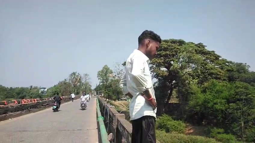 otvkhabar's tweet image. #ରିଲ୍‌ସ_କରୁଥିଲେ_ଭାସିଗଲେ...
-ଭଦ୍ରକ: ସାଳନ୍ଦୀ ନଦୀକୁ ଡେଇଁ ରିଲ୍‌ସ କରିବା ବେଳେ ଭାସିଗଲେ ଯୁବକ
-ସନ୍ତିଆ ବ୍ରିଜ୍‌ ଉପରୁ ଡେଇଁବା ବେଳେ ଭାସିଗଲେ ୨ ଯୁବକ
-ଜଣେ ଉଦ୍ଧାର, ନିଖୋଜ ଯୁବକଙ୍କୁ ଖୋଜୁଛି ଅଗ୍ନିଶମ ଟିମ୍
#Salandi #Reels #Drowned #Odisha #OTV